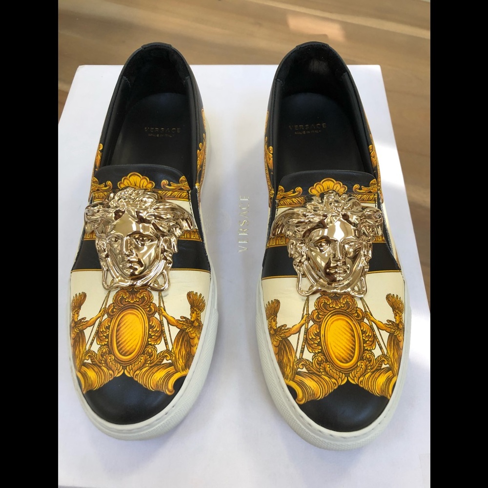 Versace logo sneakers size 35 run big fit size 36